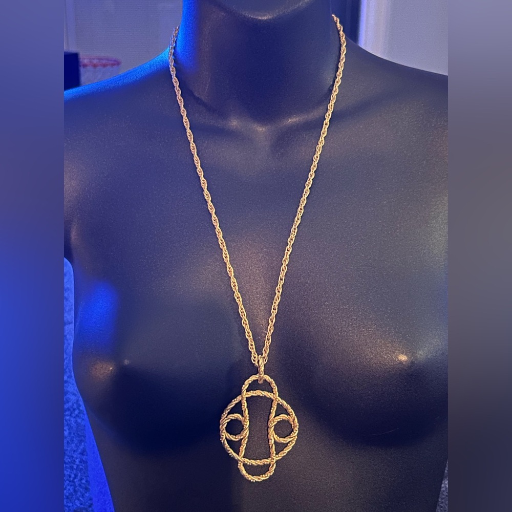 VTG Trifari gold-tone twisted rope necklace with a distinctive braided pendant